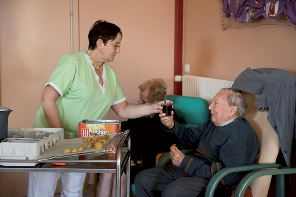 résidant prend goûter avec une assistante